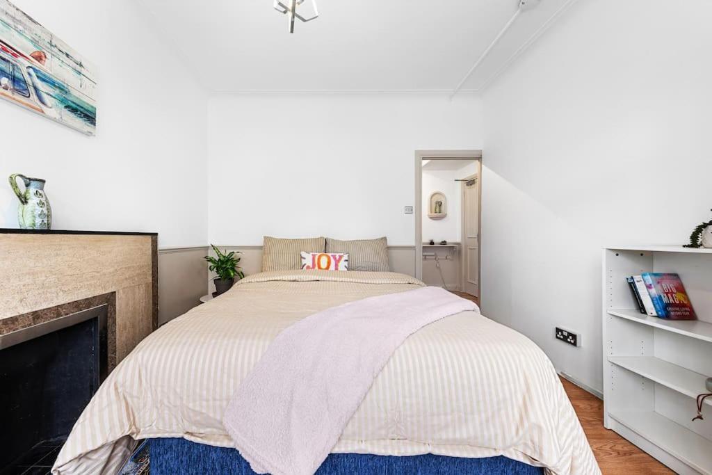 Brand New 3 Bedroom Flat In Apartment *