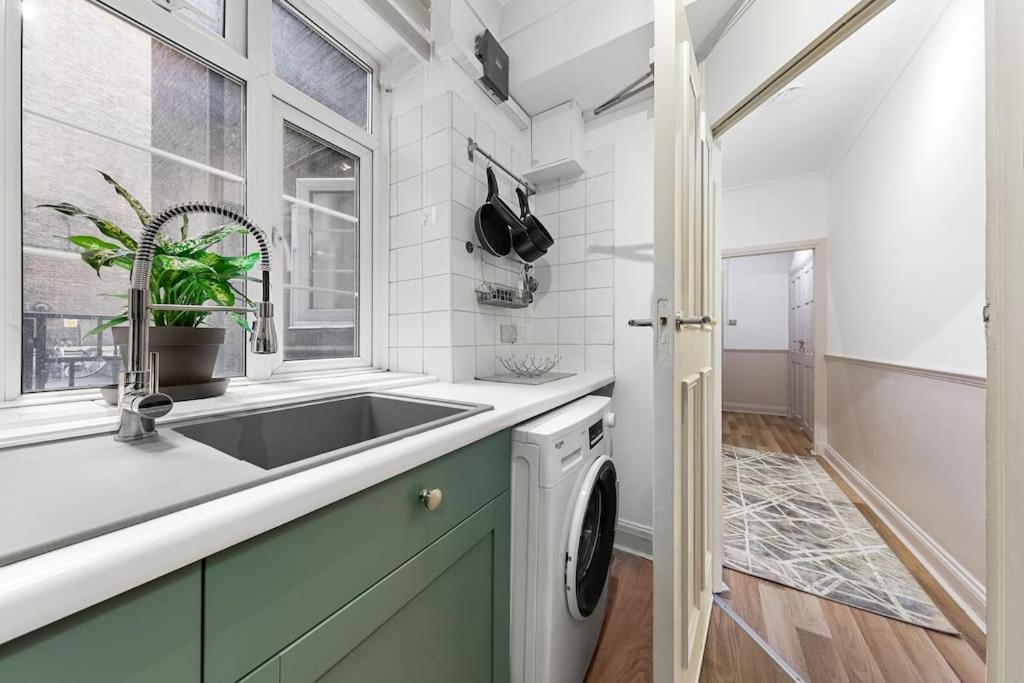 Brand New 3 Bedroom Flat In Apartment London