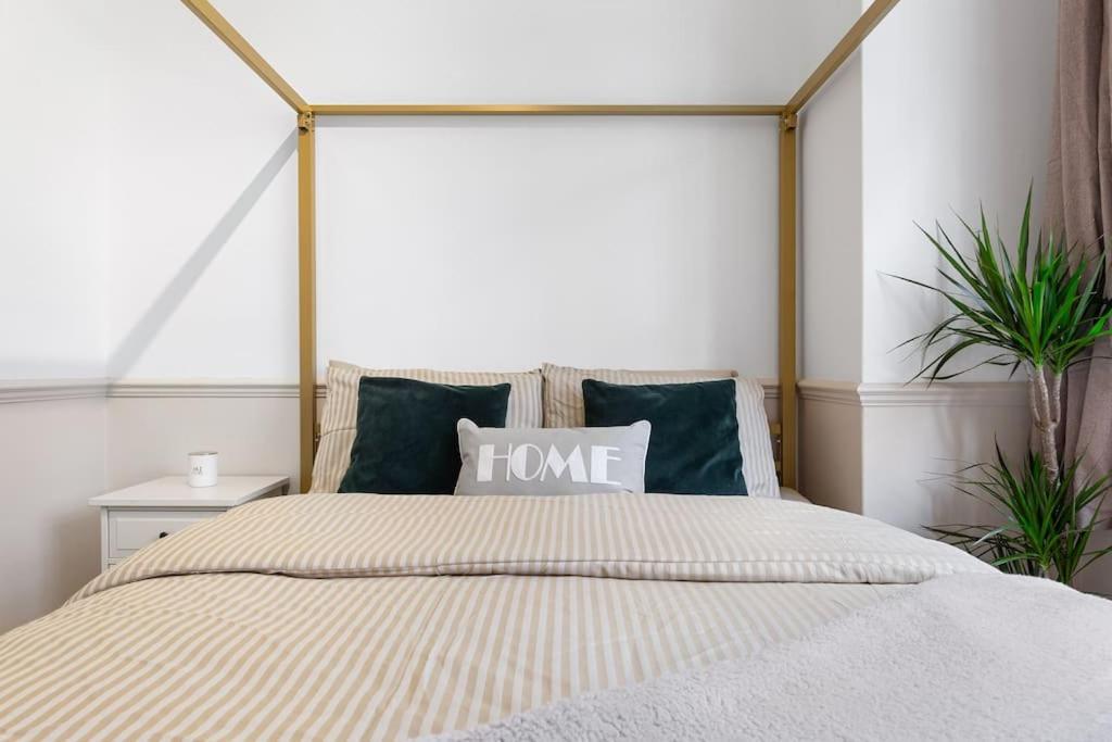 Apartment Brand New 3 Bedroom Flat In *