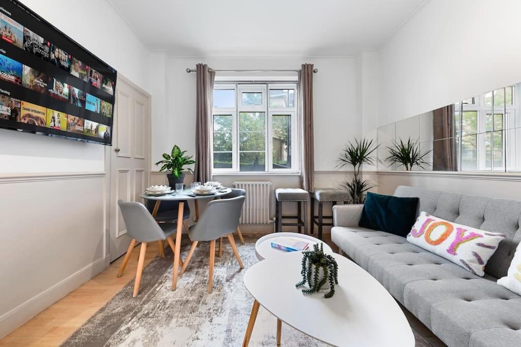 Brand New 3 Bedroom Flat In Apartment *