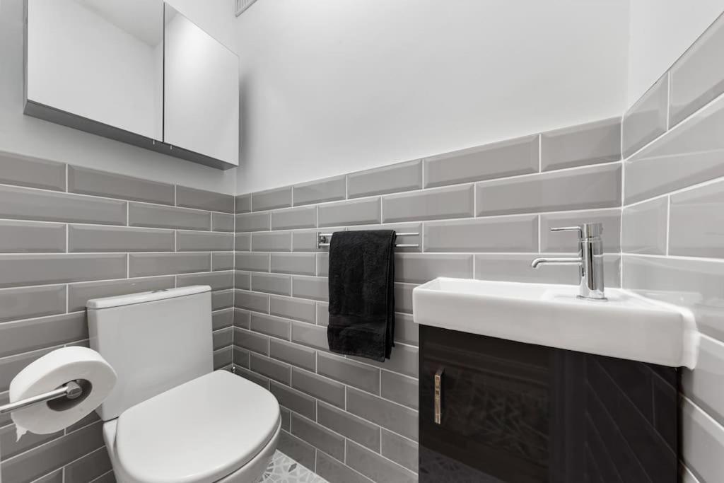 Brand New 3 Bedroom Flat In * London
