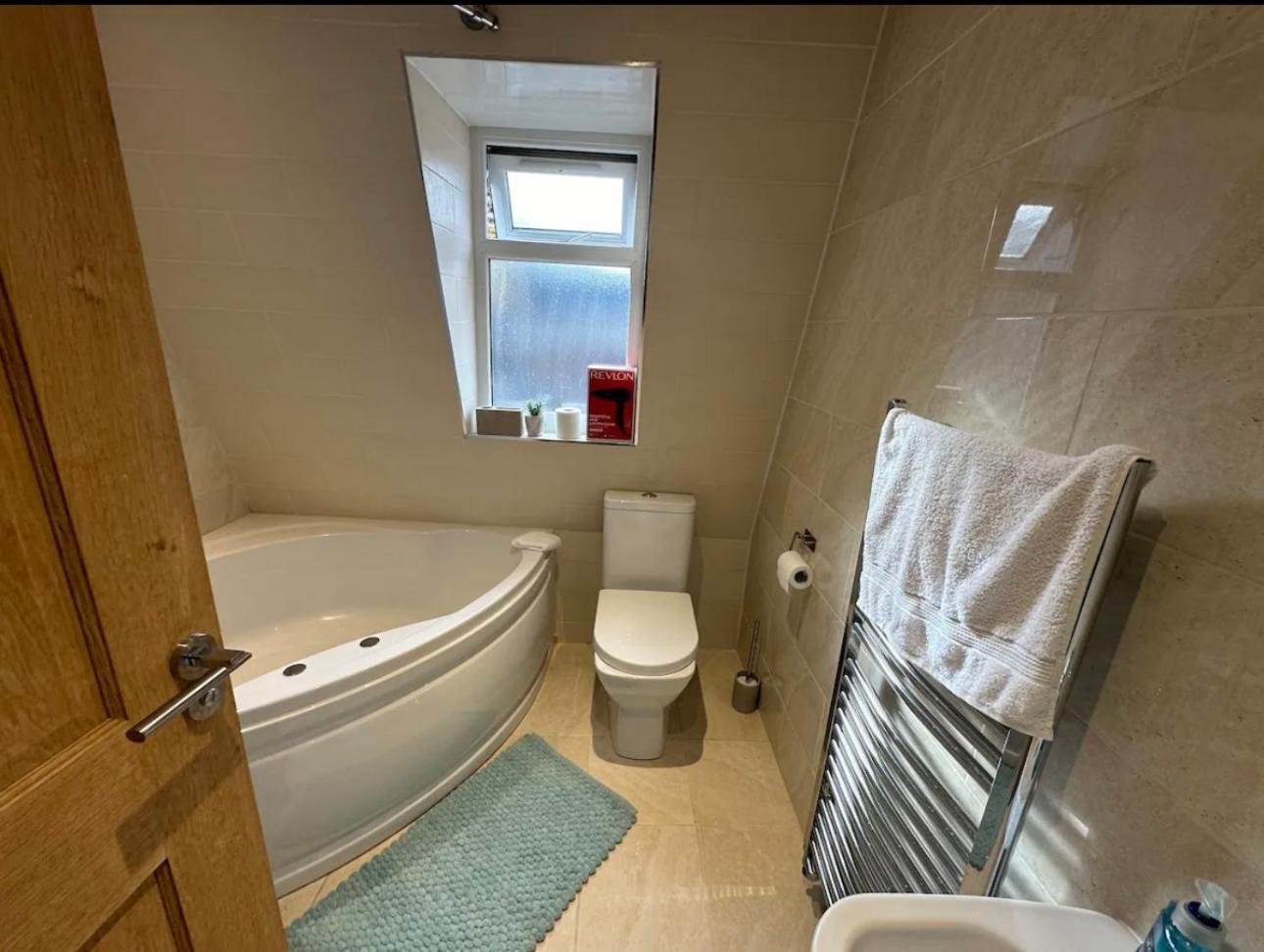 1 Bedroom, Sleeps 5, 30 Minutes To Centre Leilighet