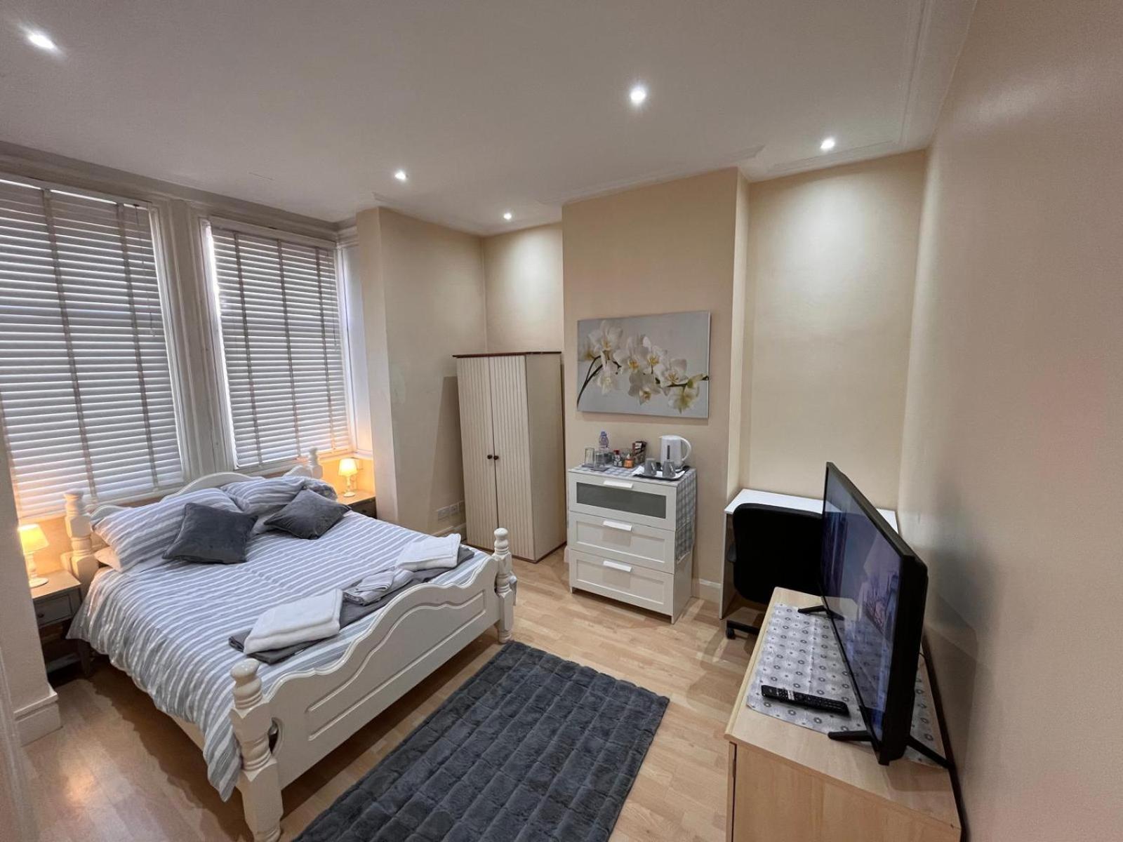 Apartment 4 Bedroom Ground Floor For Up To 7 Guests London