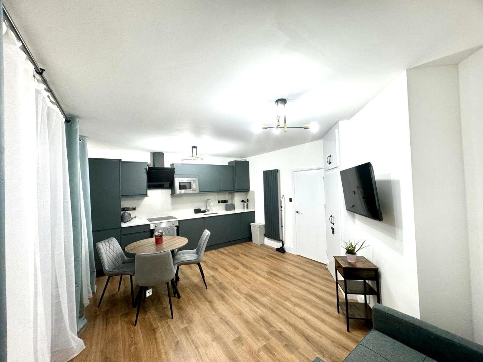 Centre One Bedroom Next To Station, Newly Renovated Leilighet