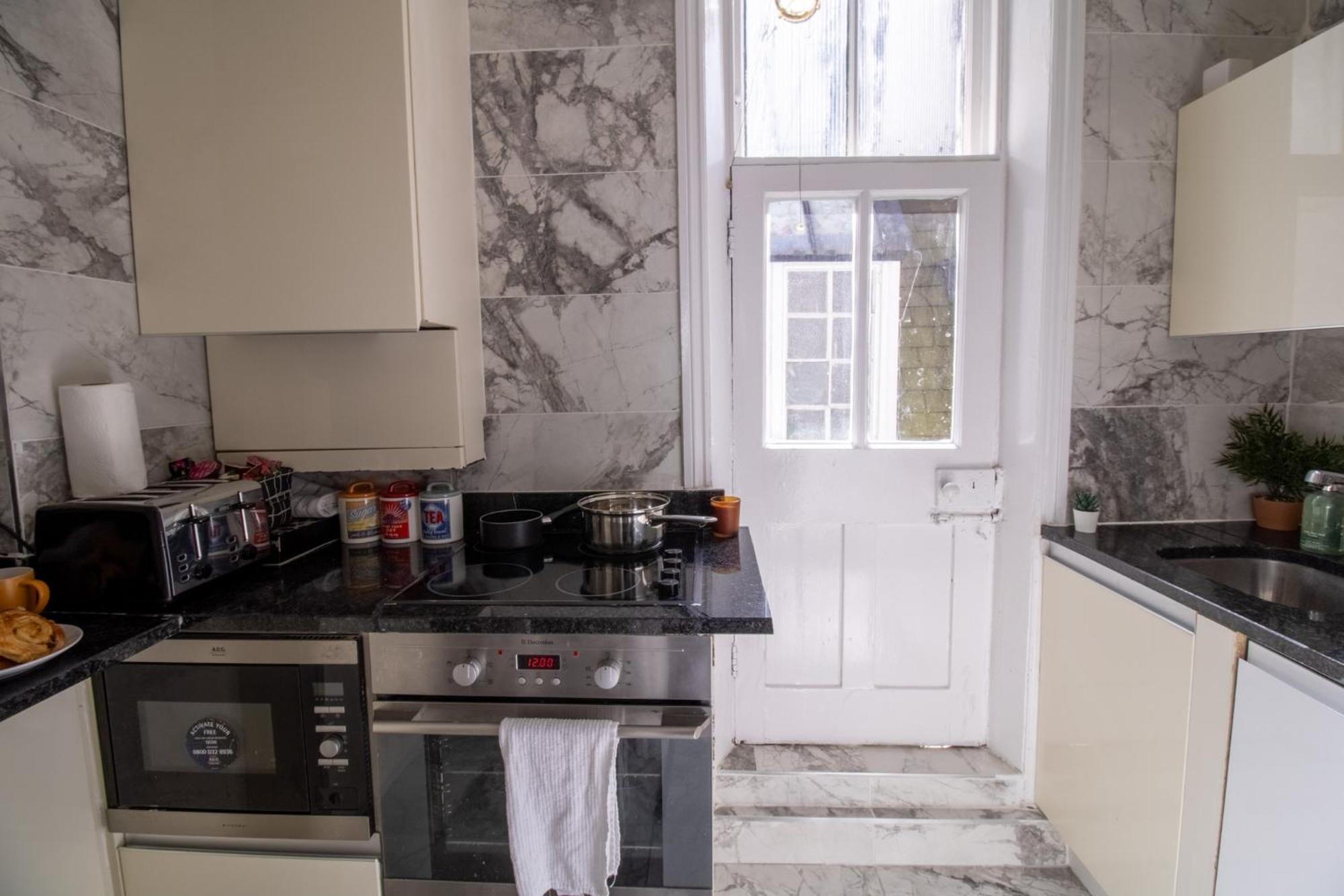 Mayfair Maisonette Chic Spacious 2-bed - 33a *