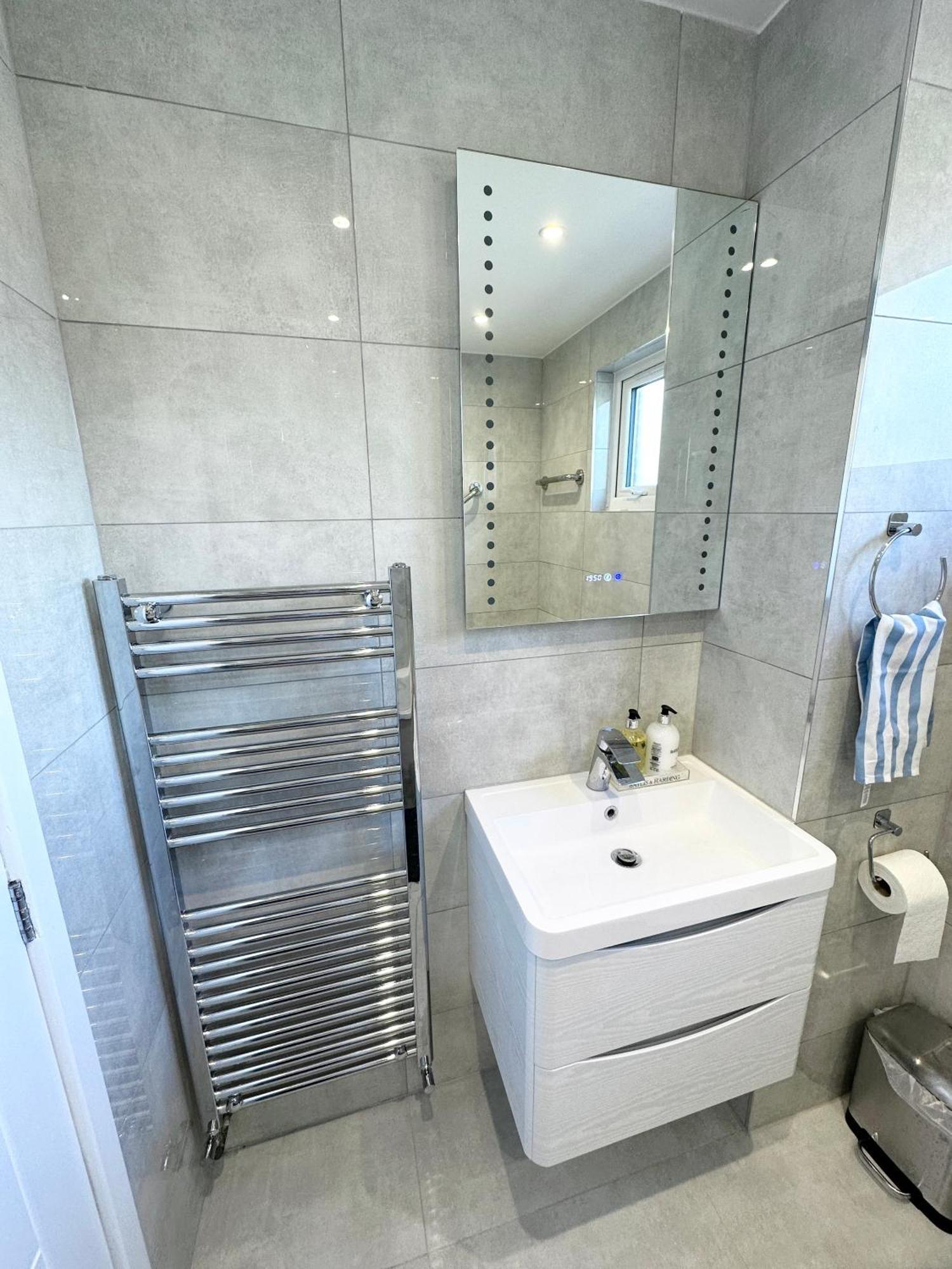 Apartamento Newly Renovated Bedrooms Near Train And Bus Station Londres