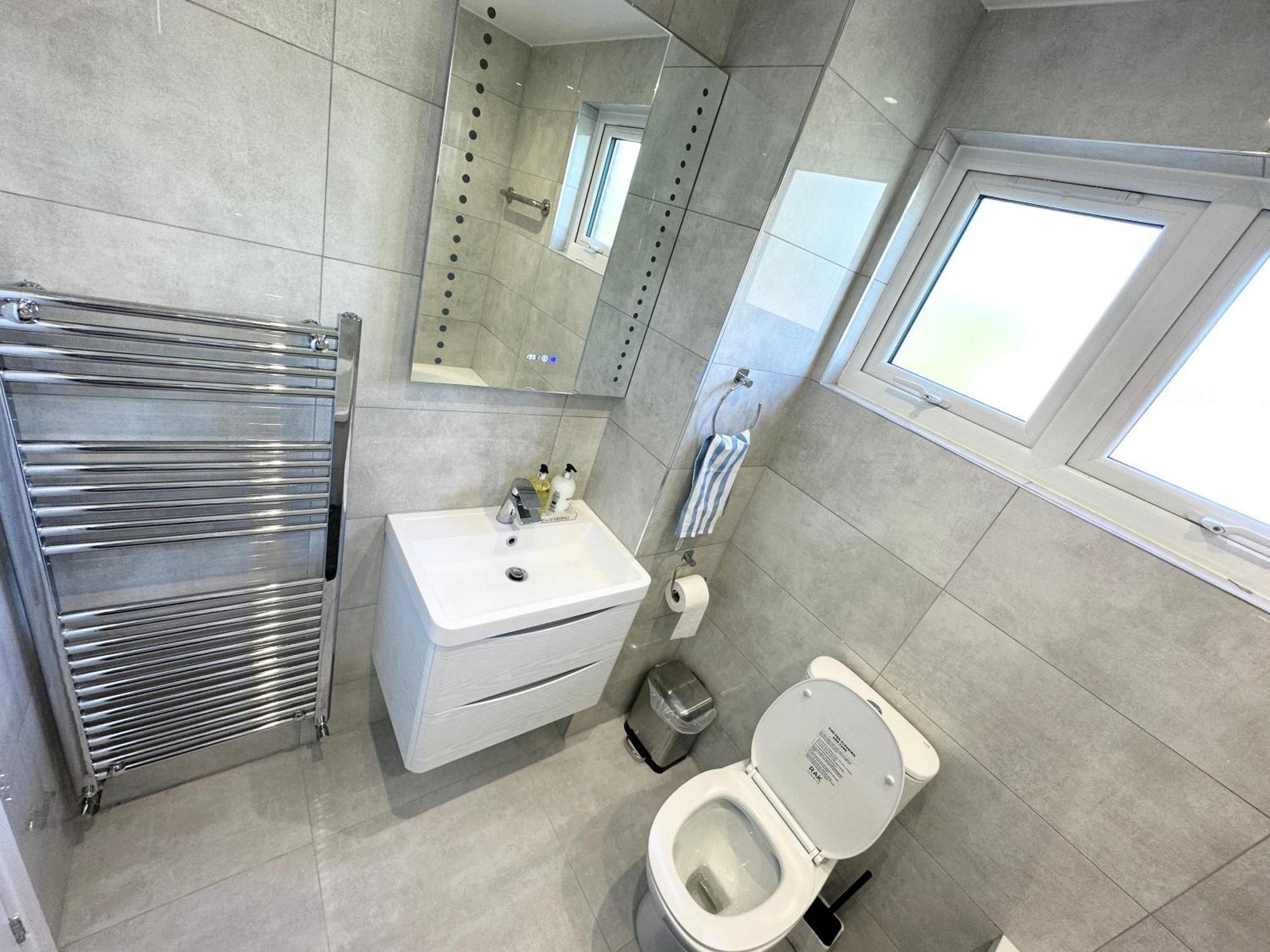 Newly Renovated Bedrooms Near Train And Bus Station Apartamento