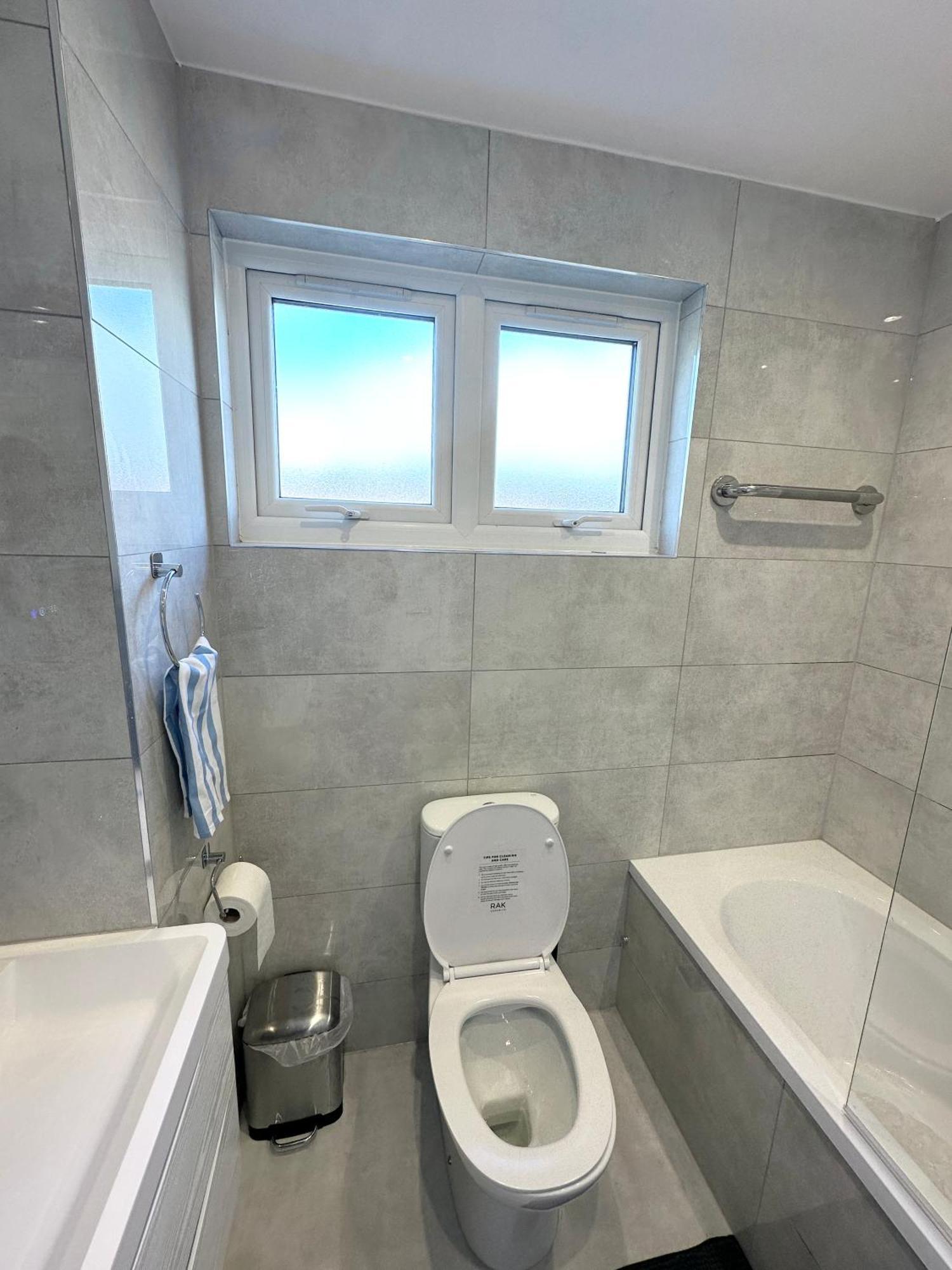 Newly Renovated Bedrooms Near Train And Bus Station Londres