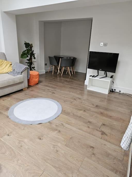 Beautiful Garden Flat Near Leilighet London