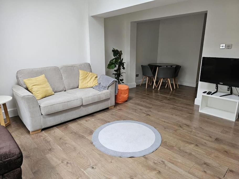 Beautiful Garden Flat Near Leilighet *