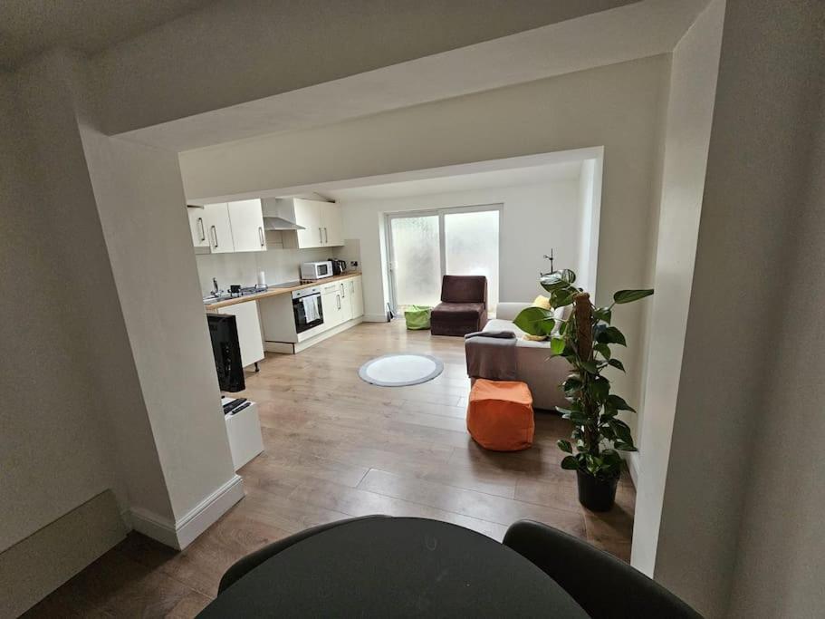 Leilighet Beautiful Garden Flat Near
