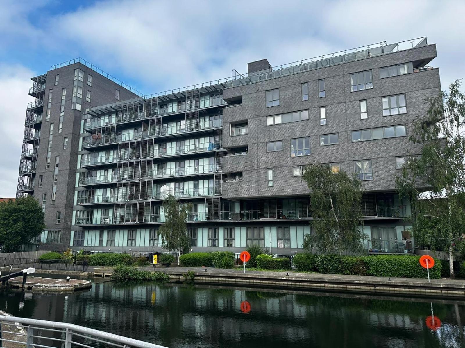 Canal-side 2bedroom With Balcony - 5min To Canary Wharf * London
