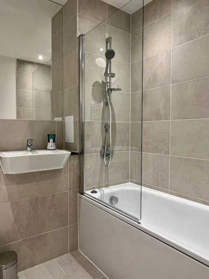 Deluxe 3 Bedrooms Modern Flat In Stratford Londen