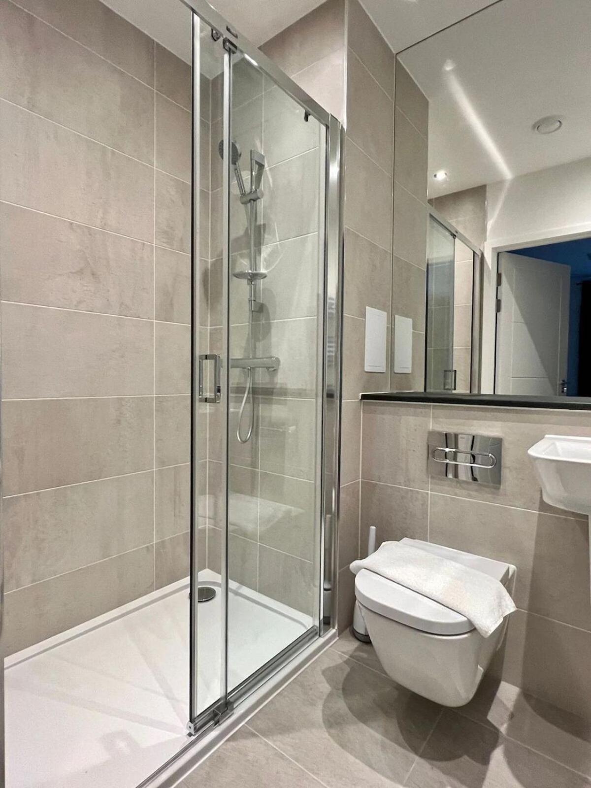 Deluxe 3 Bedrooms Modern Flat In Stratford Londen