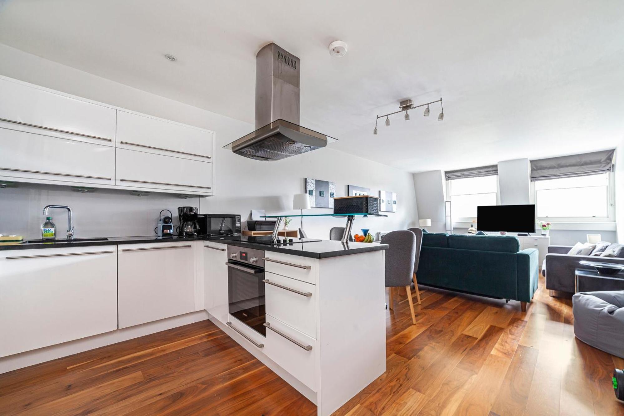 Deluxe Holborn Two Bedroom * London