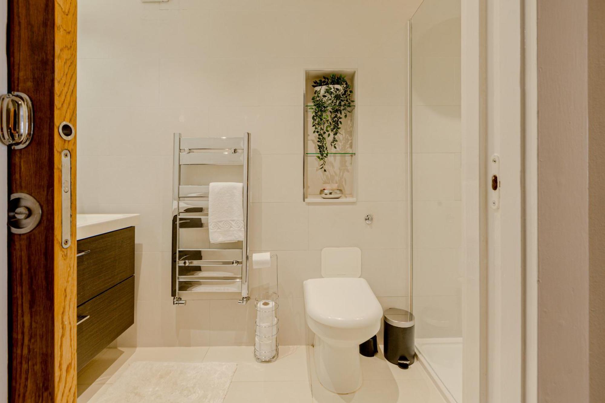 Fantastic Multilevel 3br, Vibrant Angel, 5min Tube *