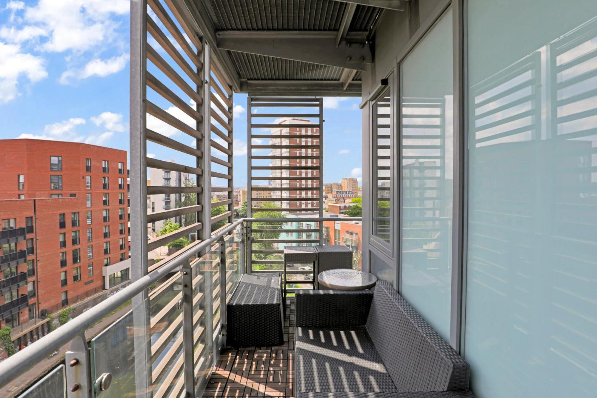 Canal-side 2bedroom With Balcony - 5min To Canary Wharf Leilighet London