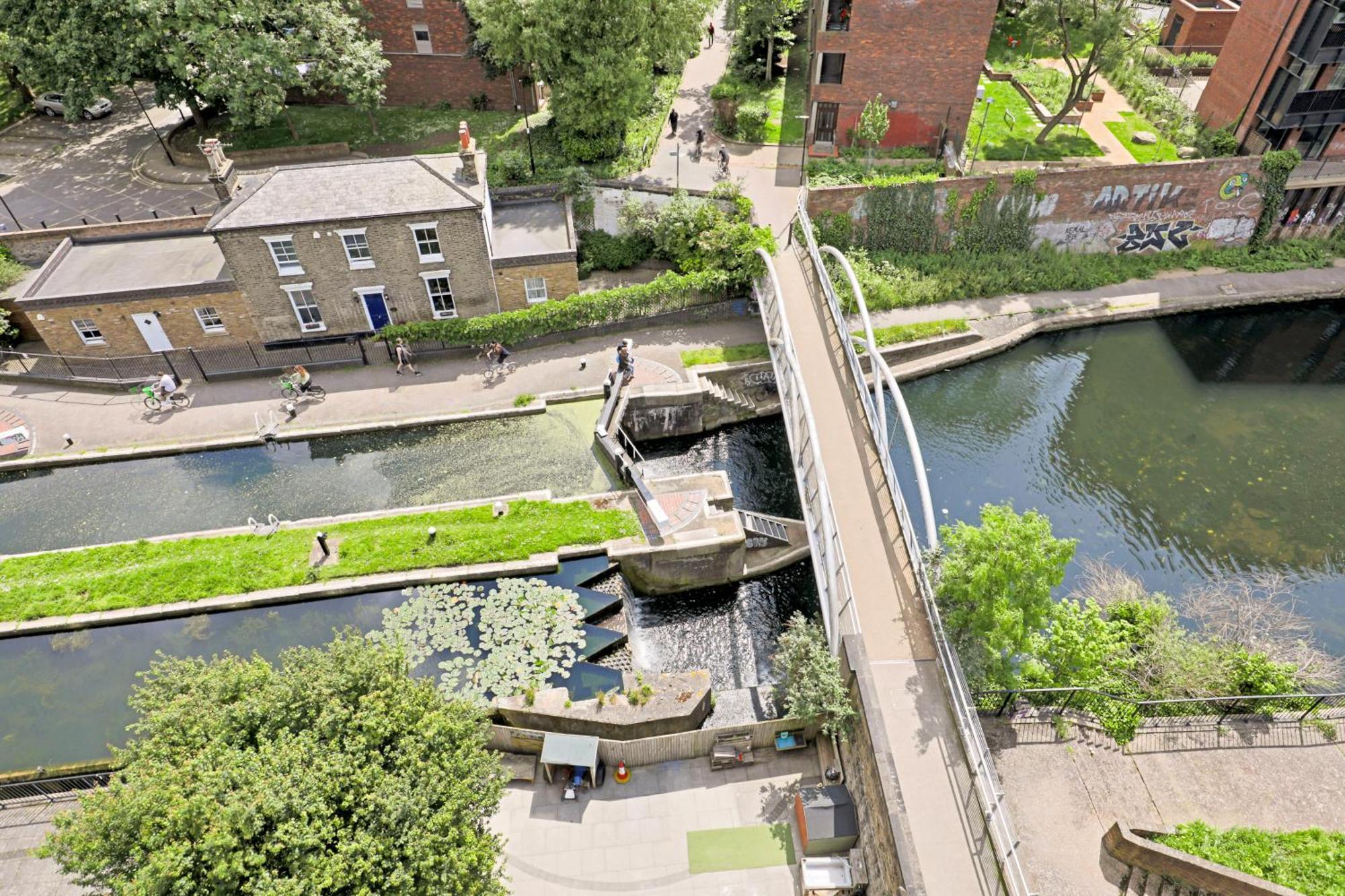 Canal-side 2bedroom With Balcony - 5min To Canary Wharf London