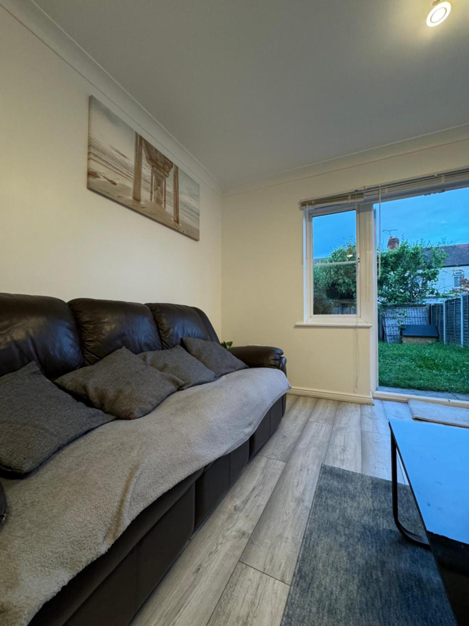 Spacious 3 Bedroom Home, With Private Driveway 5 Minutes From Excel Centre & Custom House Ferienhaus *