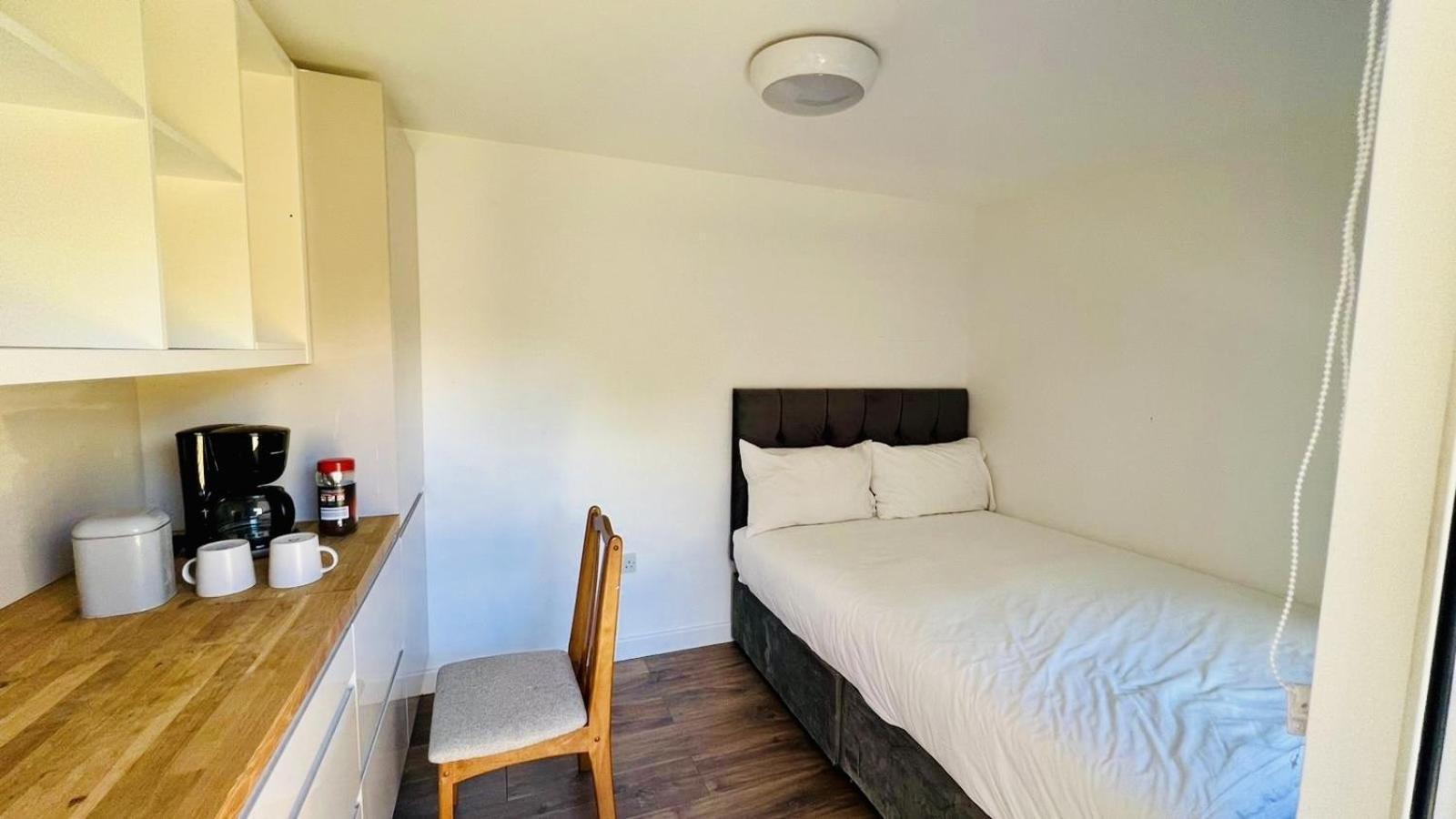 Ferienhaus Wood Budget - Next To Mall & Metro Station - 10 Min To Center