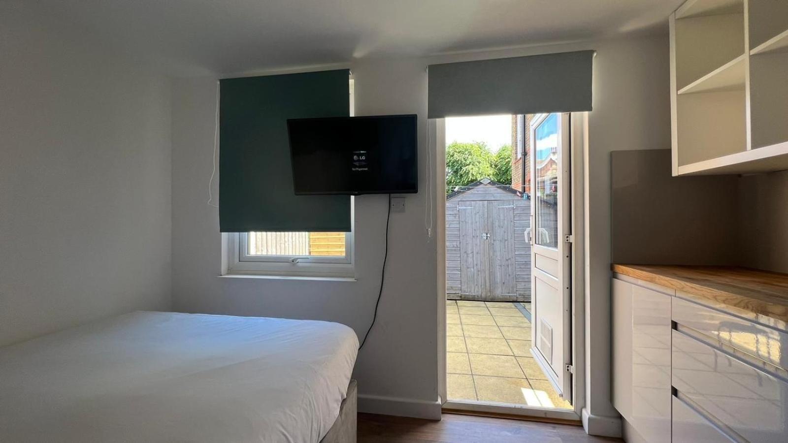 Holiday home Wood Budget - Next To Mall & Metro Station - 10 Min To Center *