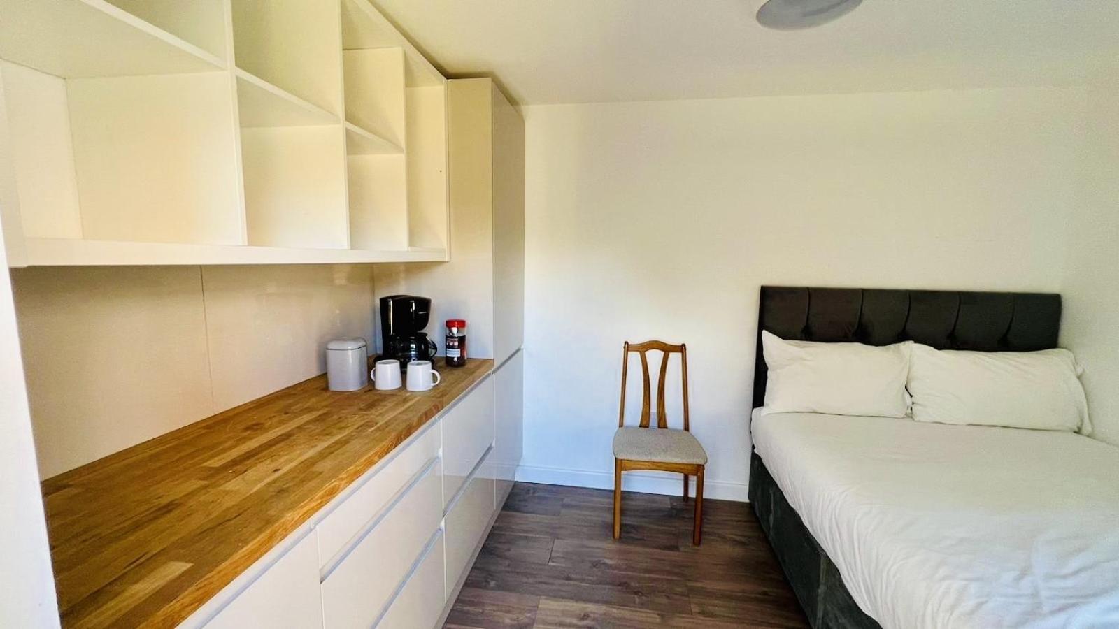Wood Budget - Next To Mall & Metro Station - 10 Min To Center Ferienhaus *