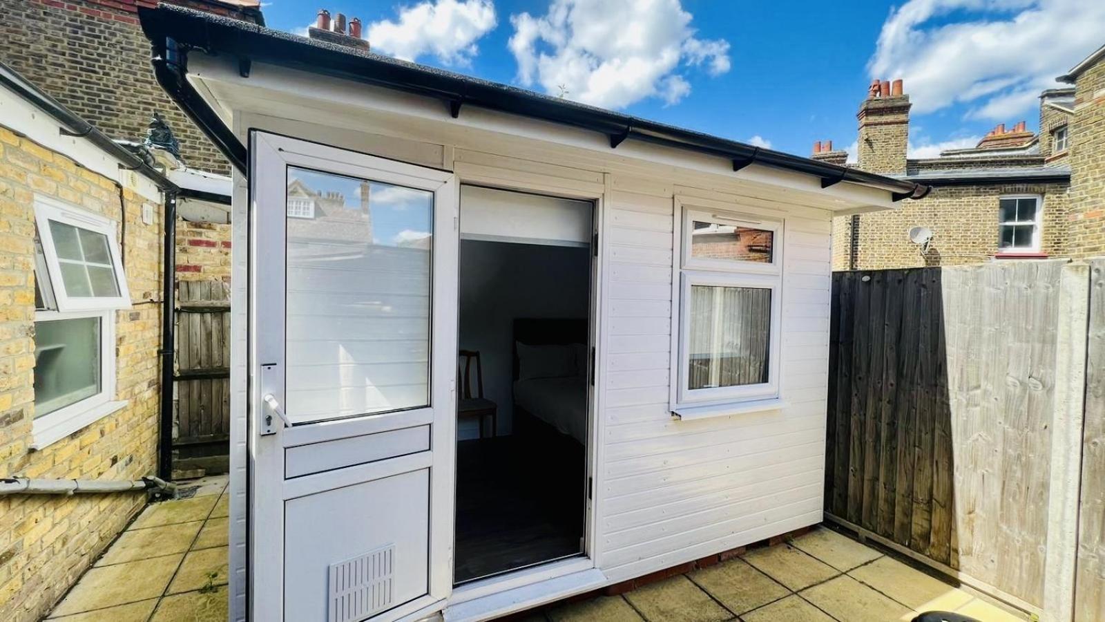 Ferienhaus Wood Budget - Next To Mall & Metro Station - 10 Min To Center