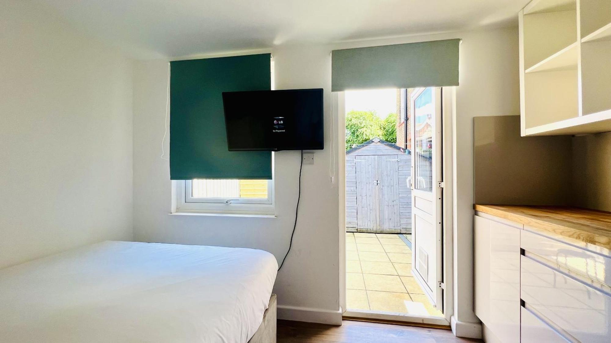 Wood Budget - Next To Mall & Metro Station - 10 Min To Center Ferienhaus *