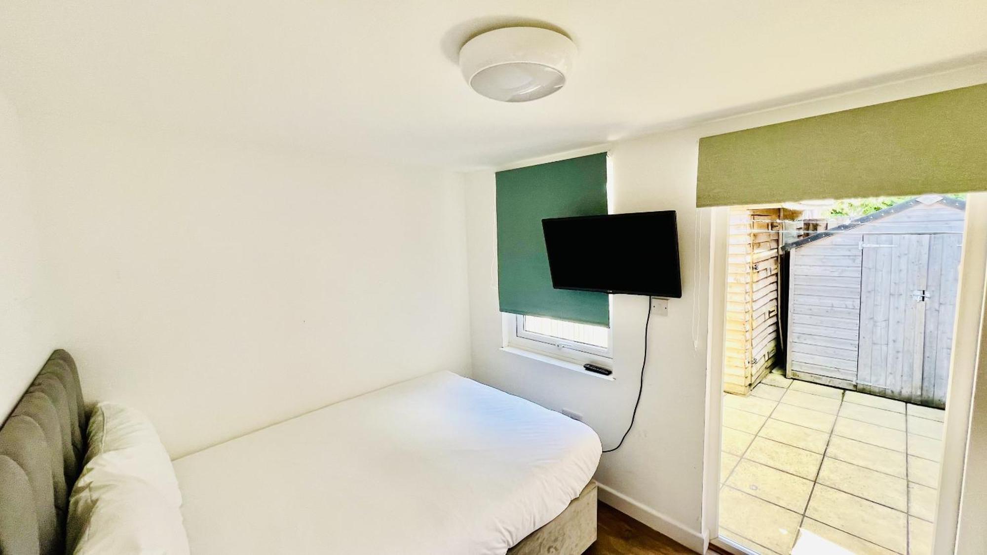 Ferienhaus Wood Budget - Next To Mall & Metro Station - 10 Min To Center *