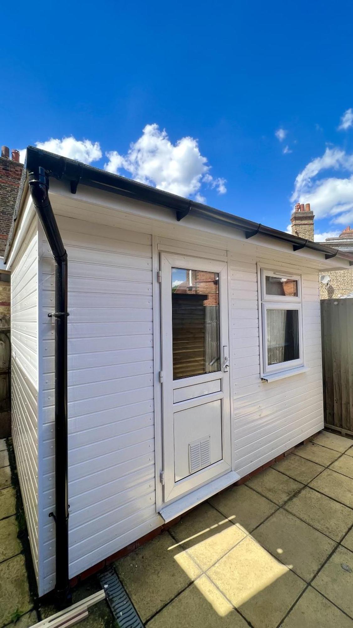 Wood Budget - Next To Mall & Metro Station - 10 Min To Center Ferienhaus London