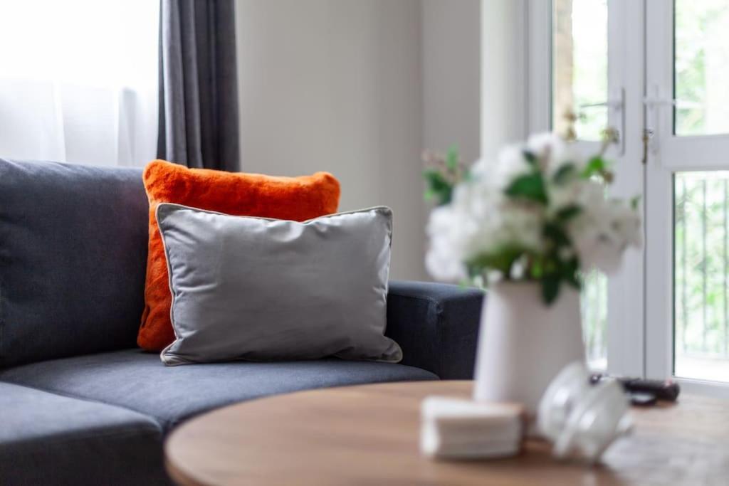 Apartment Elegant Retreat 1-bed Near