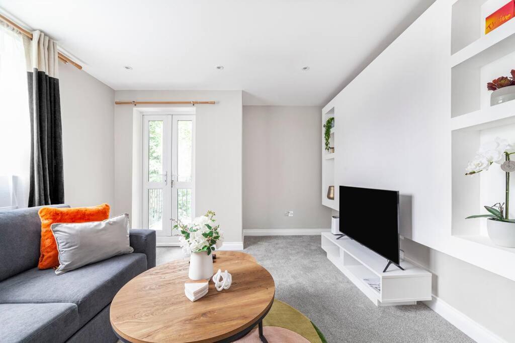 Apartment Elegant Retreat 1-bed Near *