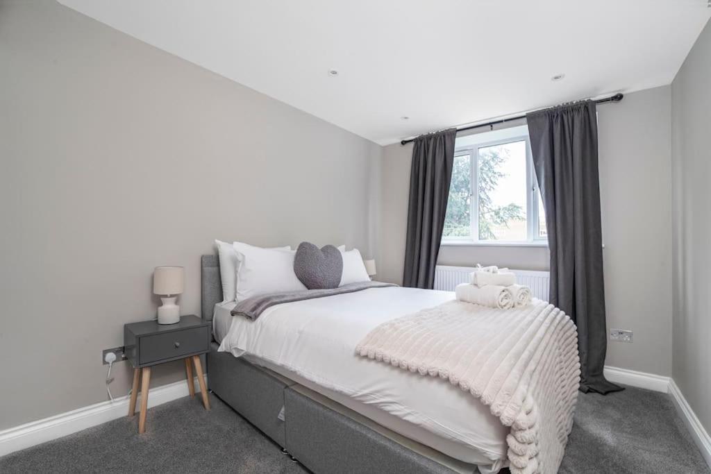 Elegant Retreat 1-bed Near London