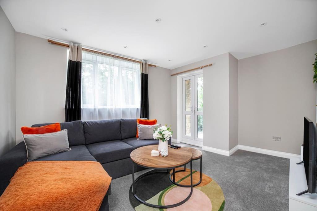 Elegant Retreat 1-bed Near Apartment *