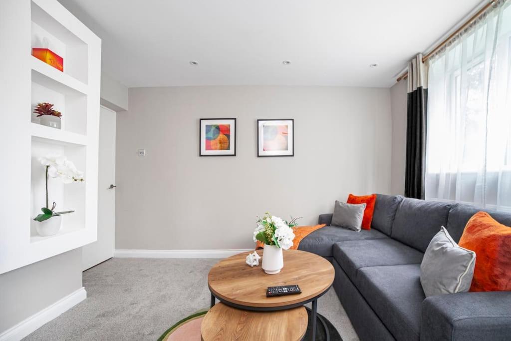Apartment Elegant Retreat 1-bed Near *