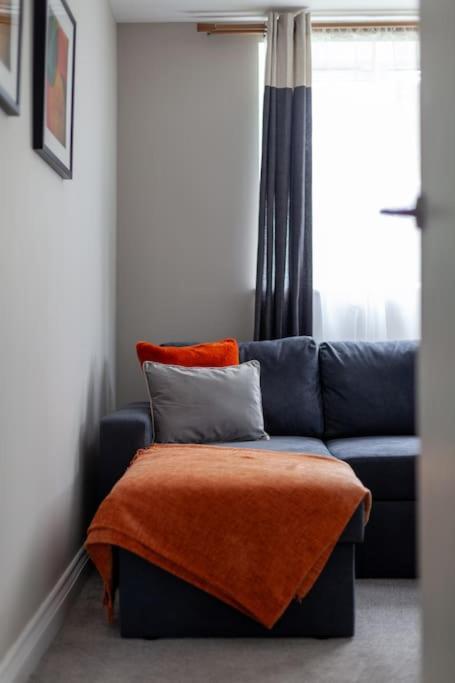 Elegant Retreat 1-bed Near Apartment *