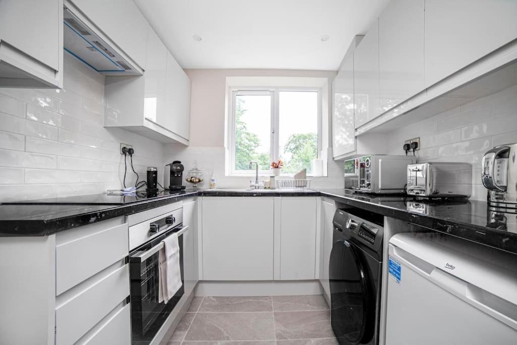 Elegant Retreat 1-bed Near * London