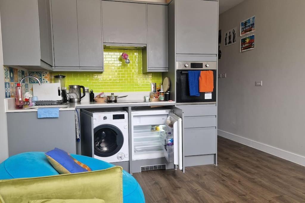 Stylish And Spacious New Flat * London