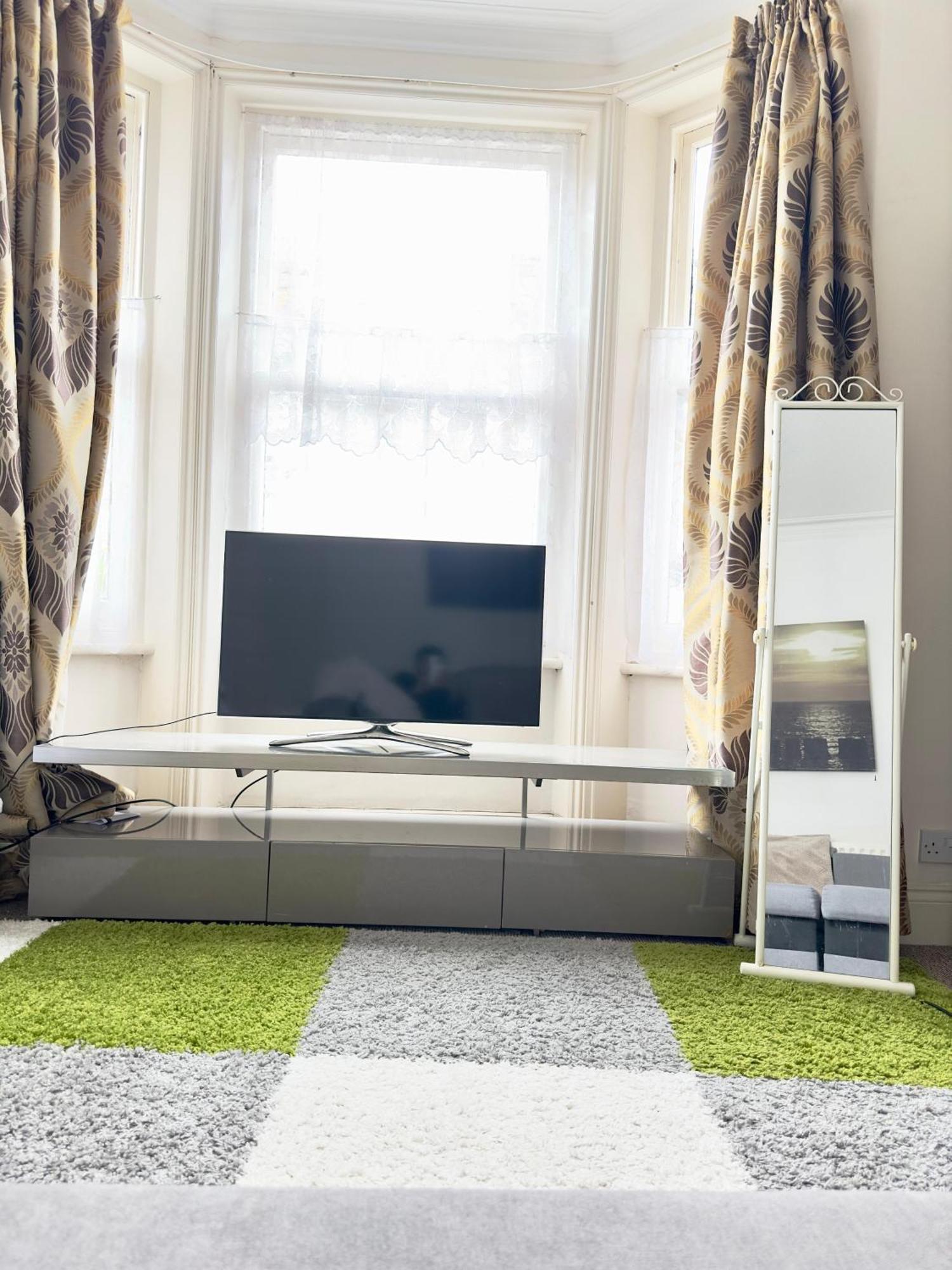 Budget 2 Bedroom Close To Hyde Park * Londen
