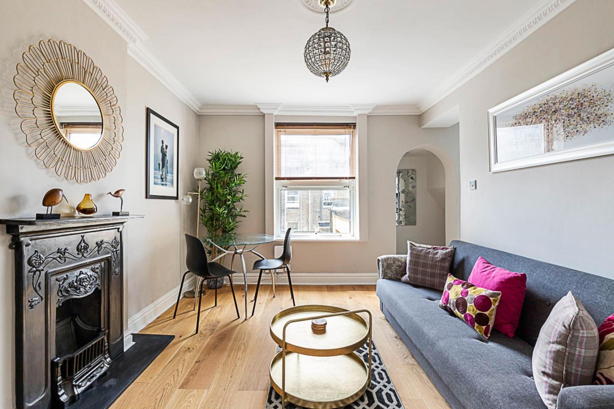 Modern Top-floor Victorian Charm In Kensington Apartment