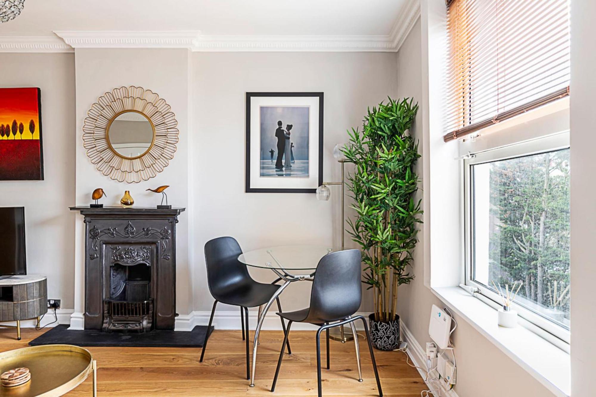 Modern Top-floor Victorian Charm In Kensington Apartment London