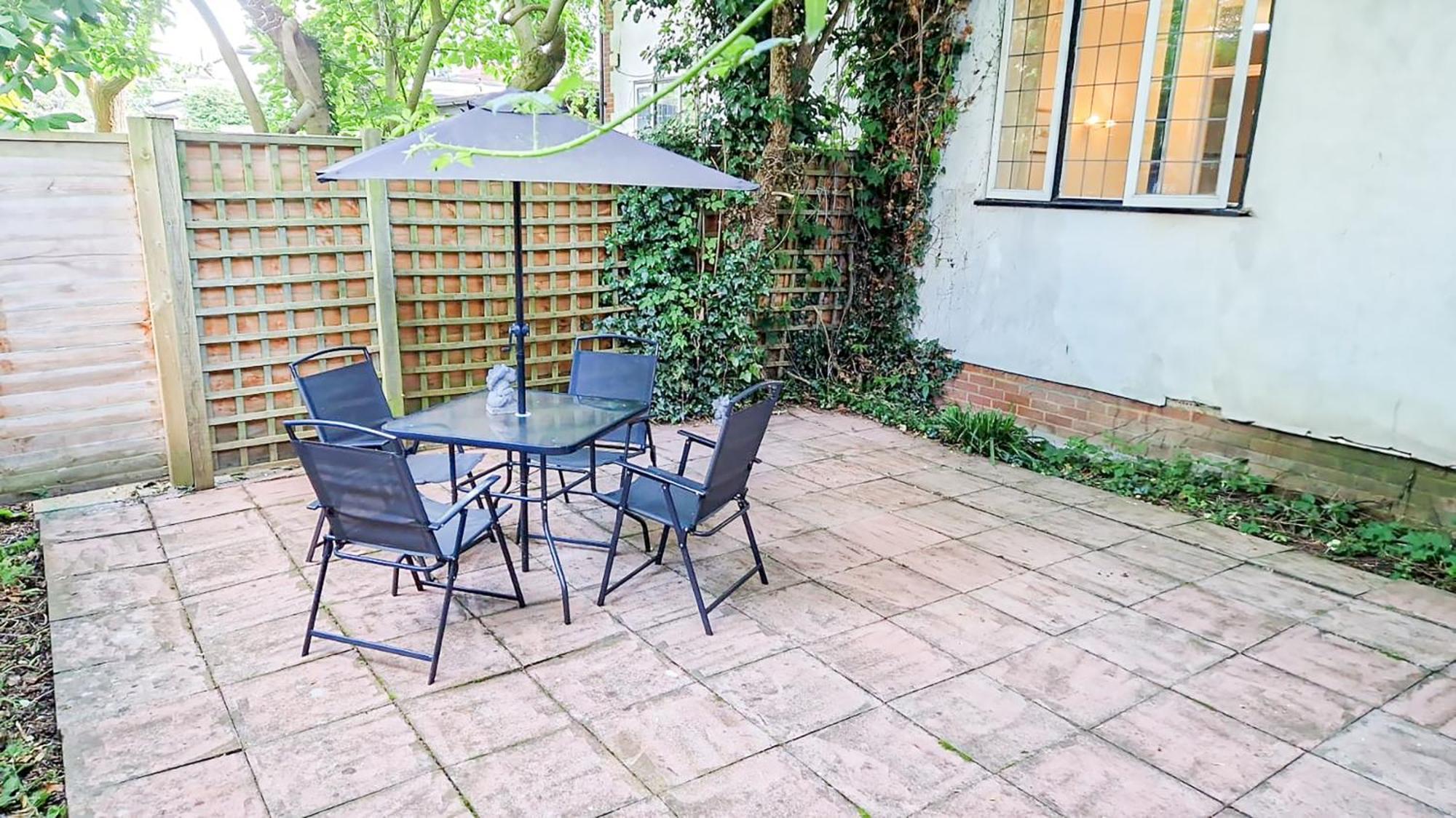 Cosy Near Hampstead Heath With Free On-site Parking & Private Gardens, Golders Green Apartment *