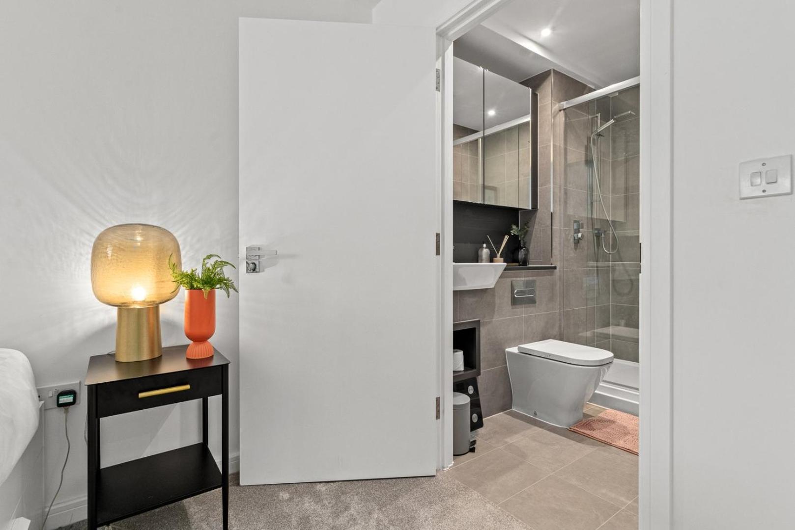 Guestready - A Modern Gem In Acton Leilighet *