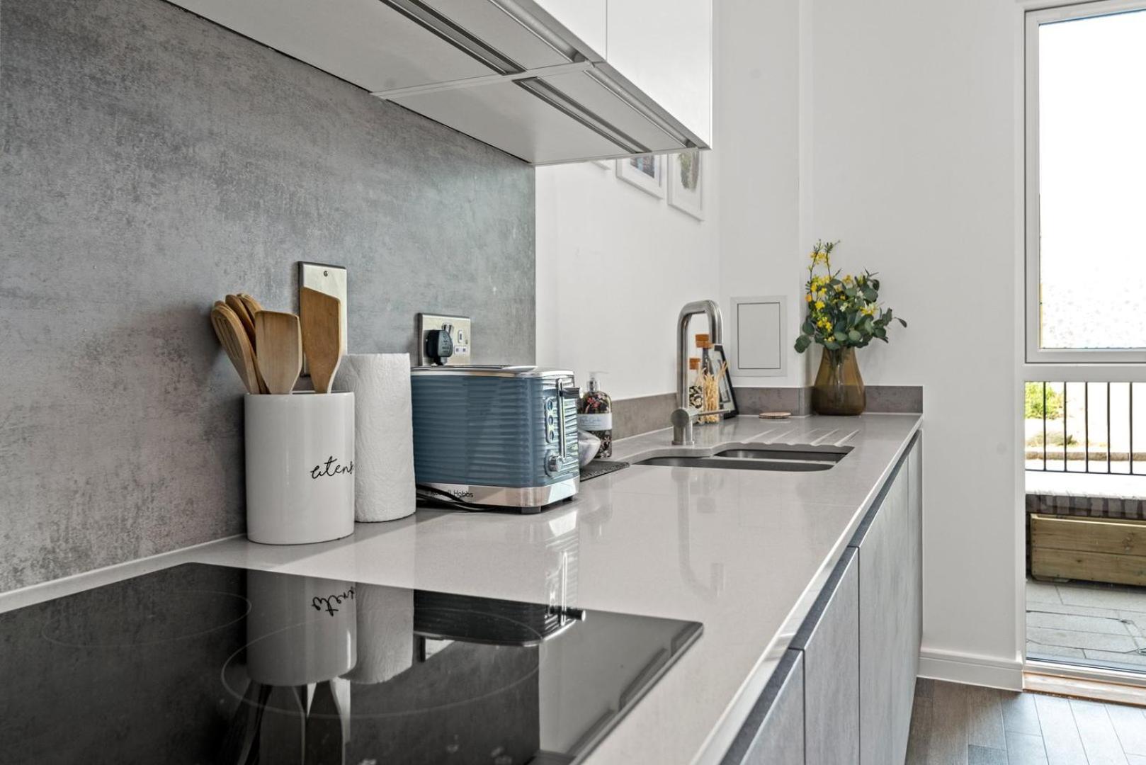 Guestready - A Modern Gem In Acton Leilighet *