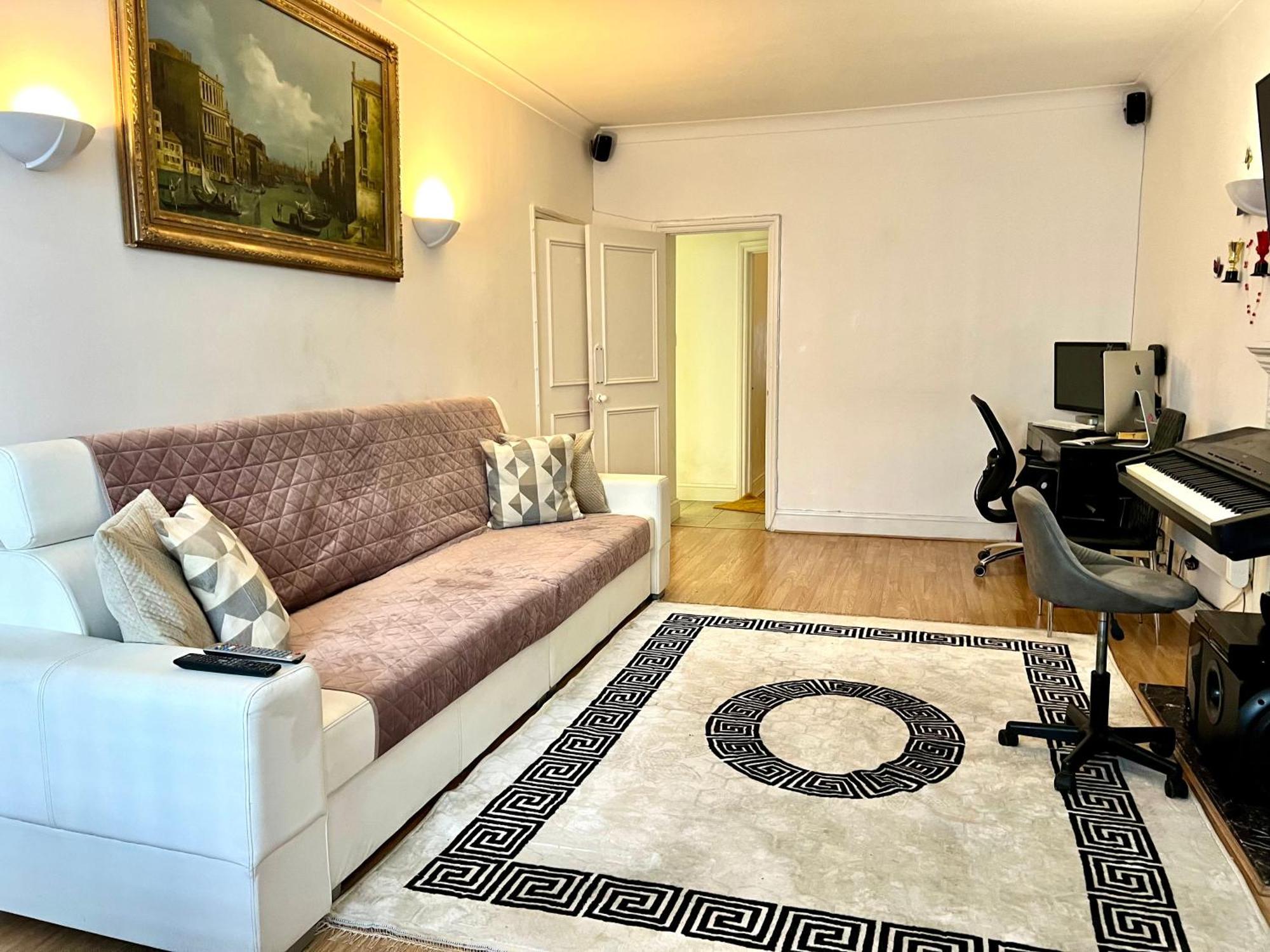 Knightsbridge One Bedroom Flat * London
