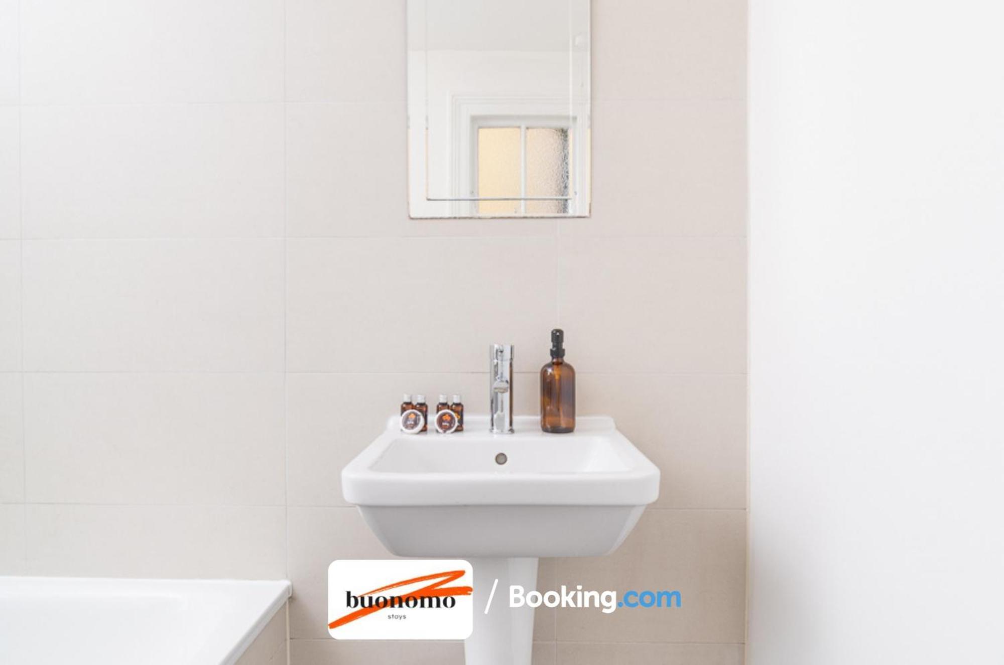 Three Bedroom At Buonomo Short Lets & Serviced Close To Wimbledon Tennis Courts Appartement