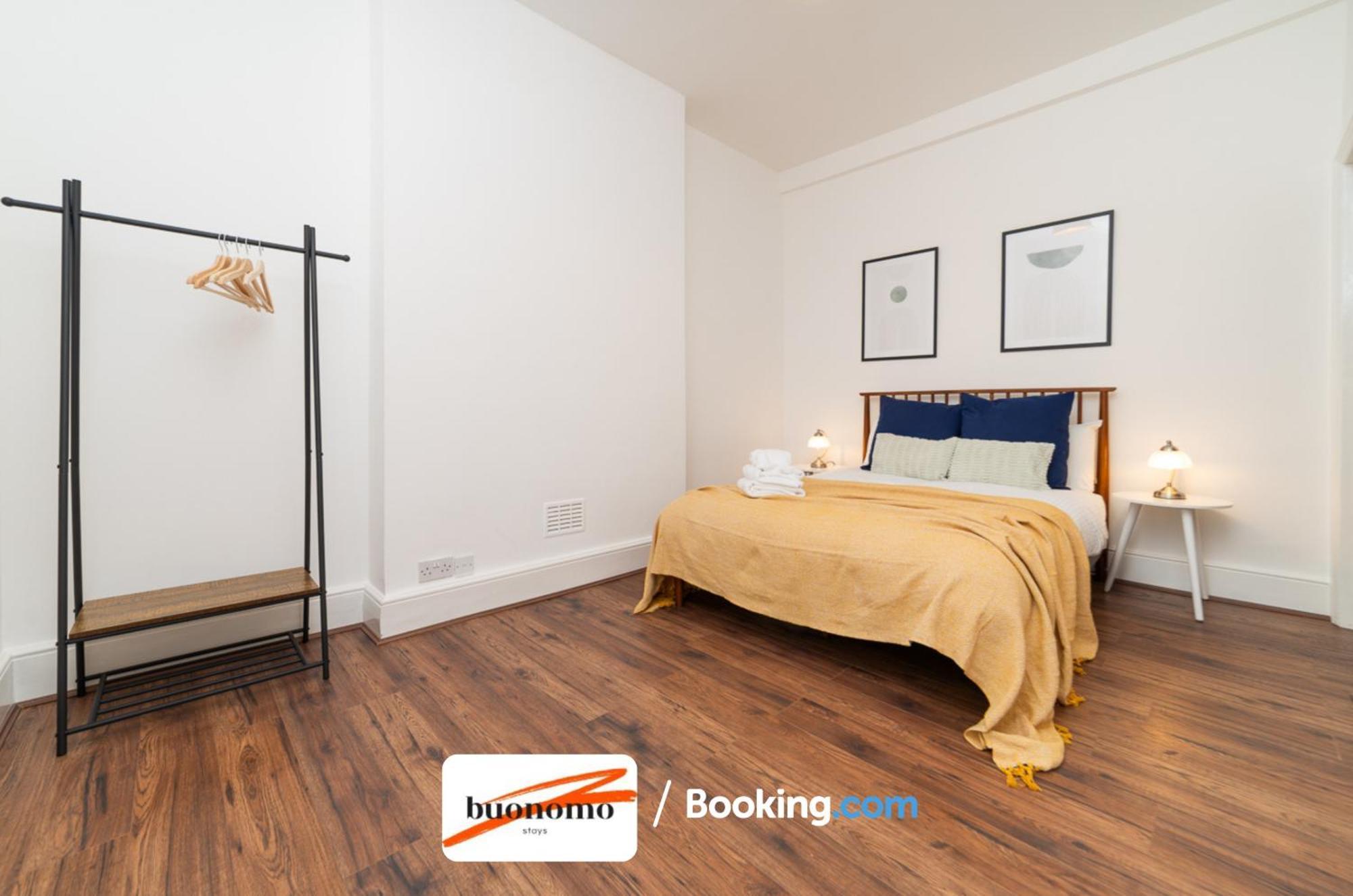 Three Bedroom At Buonomo Short Lets & Serviced Close To Wimbledon Tennis Courts Appartement Londen