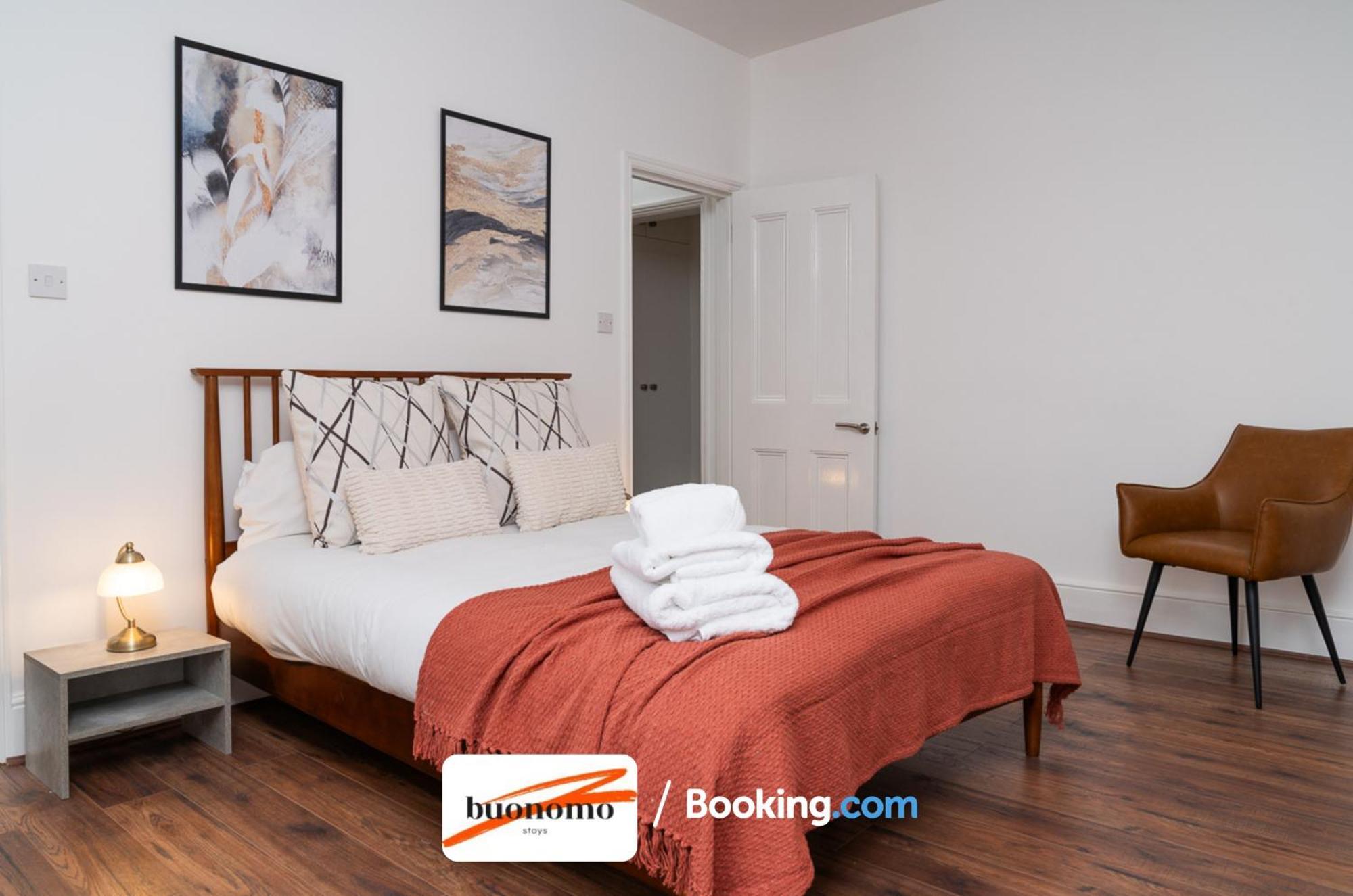 Three Bedroom At Buonomo Short Lets & Serviced Close To Wimbledon Tennis Courts