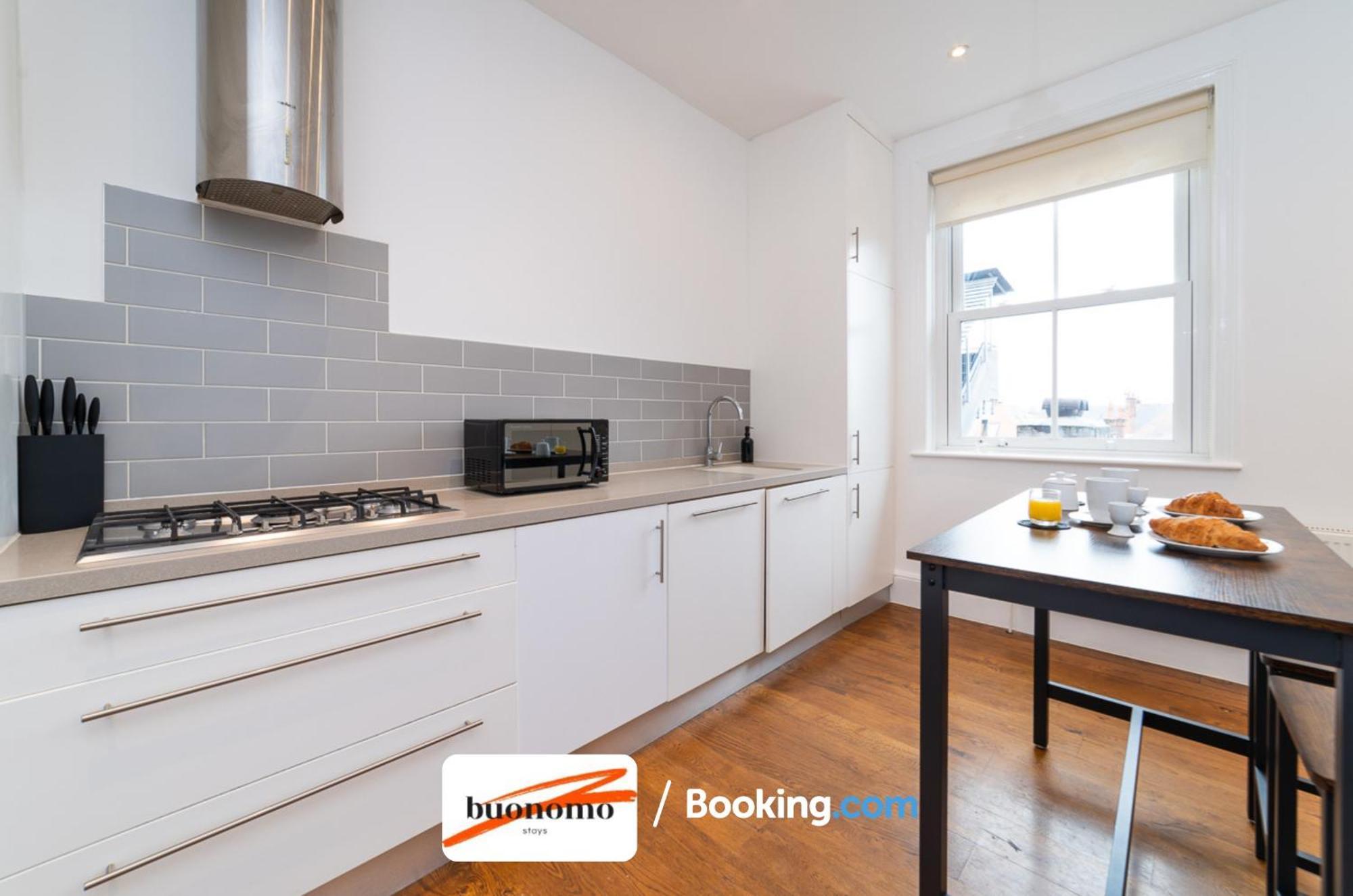 Three Bedroom At Buonomo Short Lets & Serviced Close To Wimbledon Tennis Courts Londen