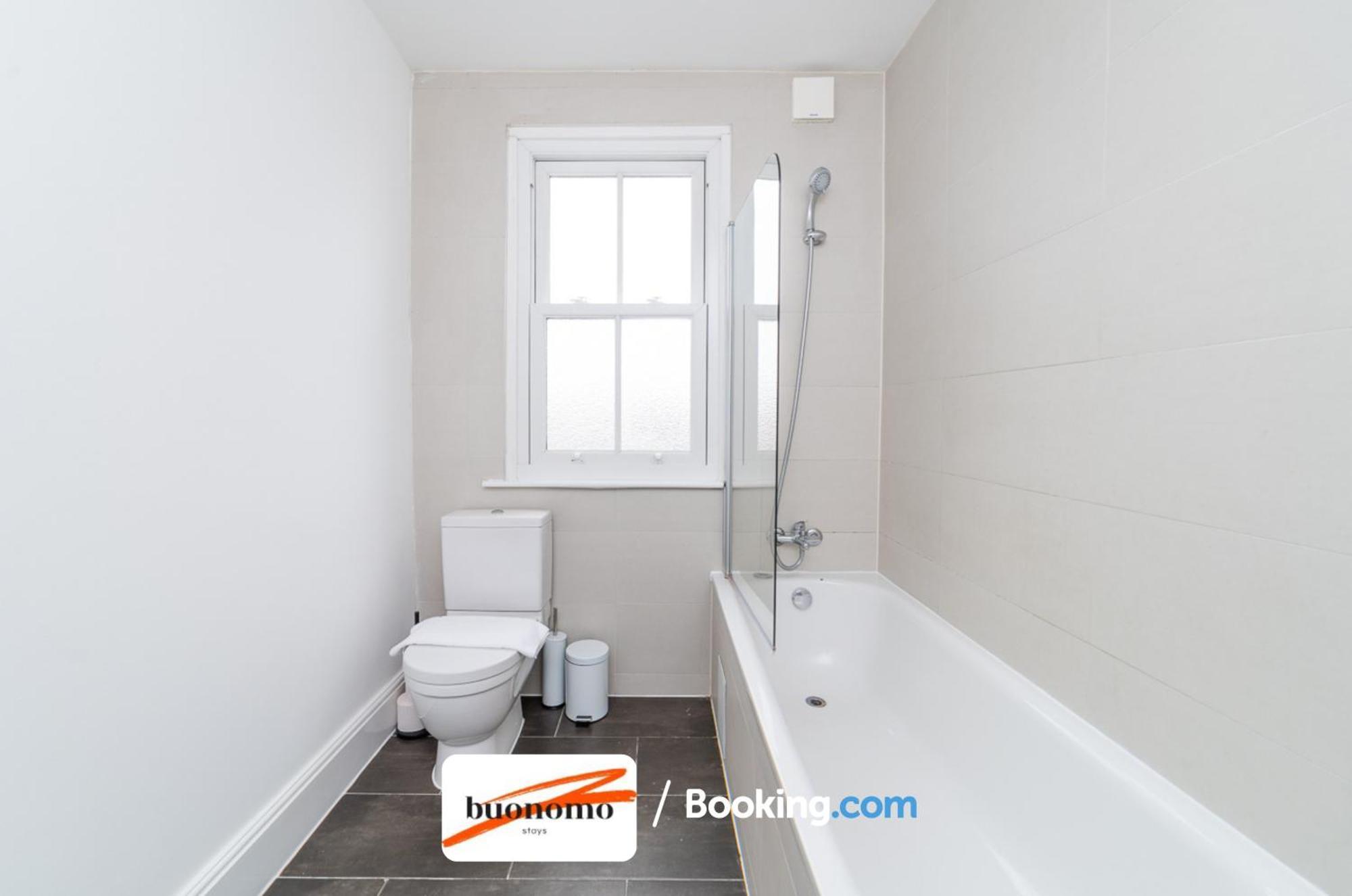 Appartement Three Bedroom At Buonomo Short Lets & Serviced Close To Wimbledon Tennis Courts Londen